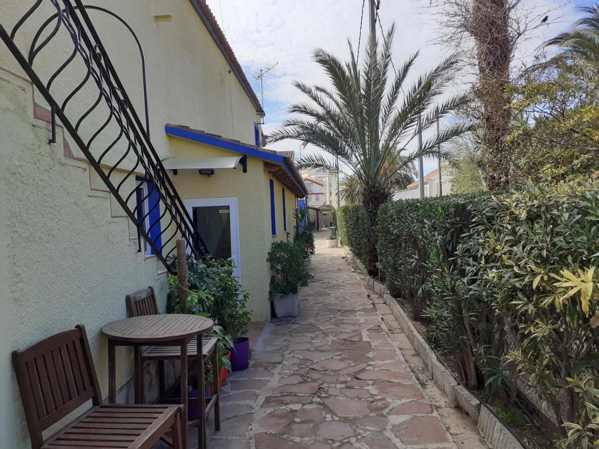 Hostal Oasis Denia Exterior photo